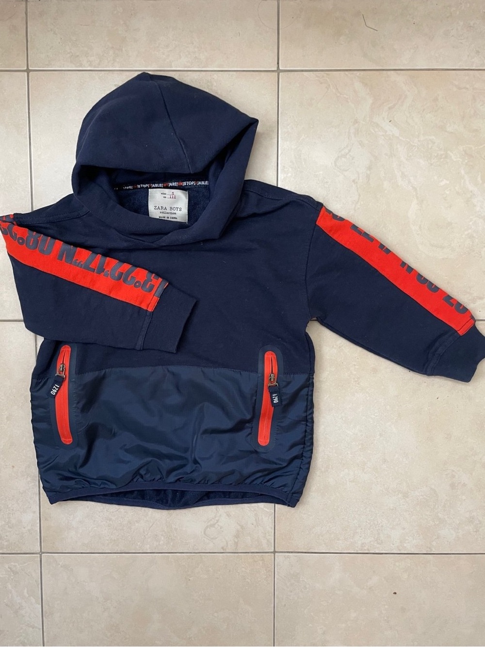 Zara navy blue hoodie
Size 5 years